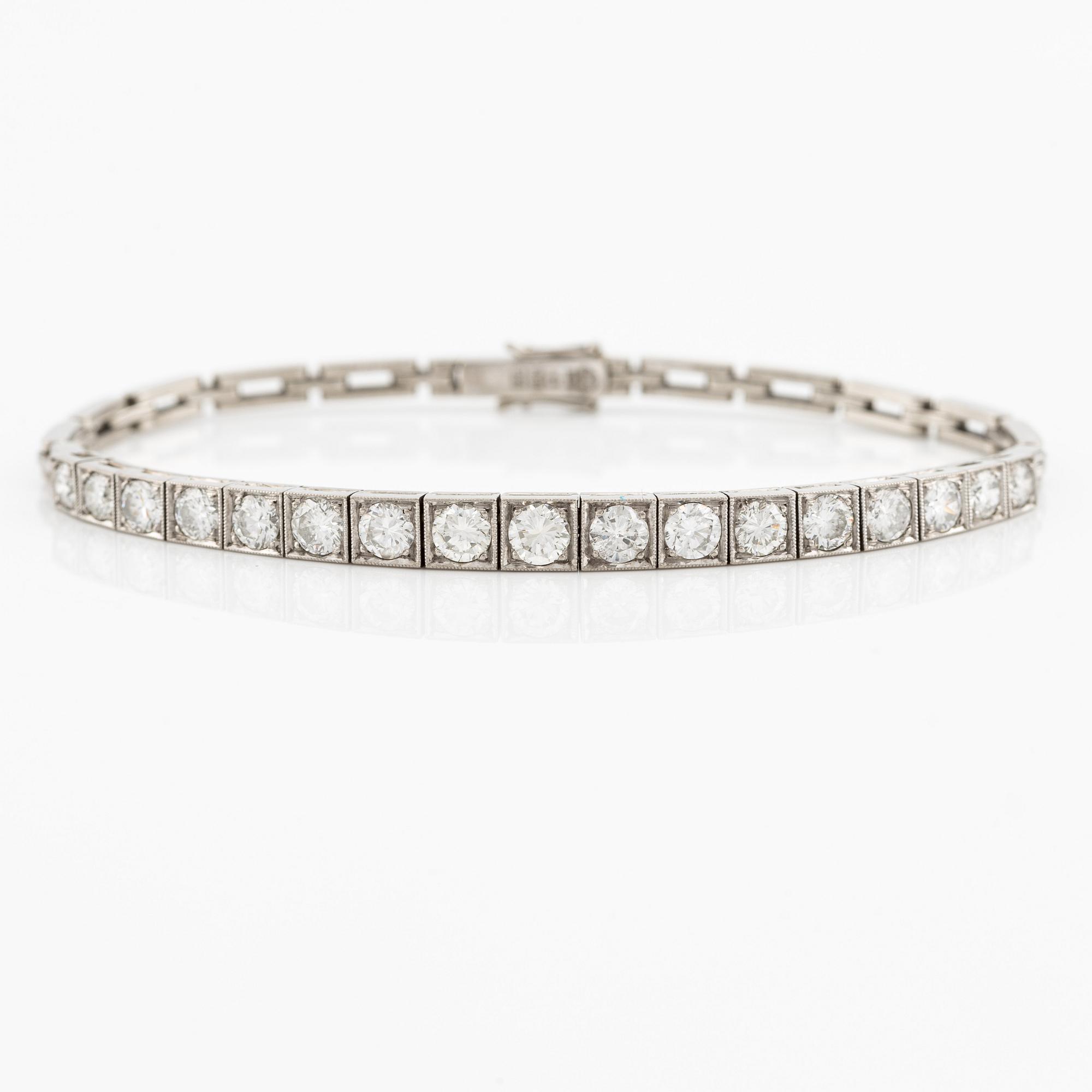 Armband, 18K vitguld med briljantslipade diamanter.