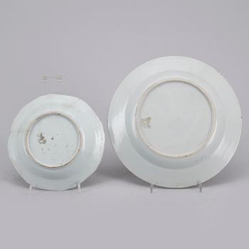 TALLRIK samt BÄRTALLRIK, porslin, Kina, Qing dynastin, Qianlong (1735-96).
