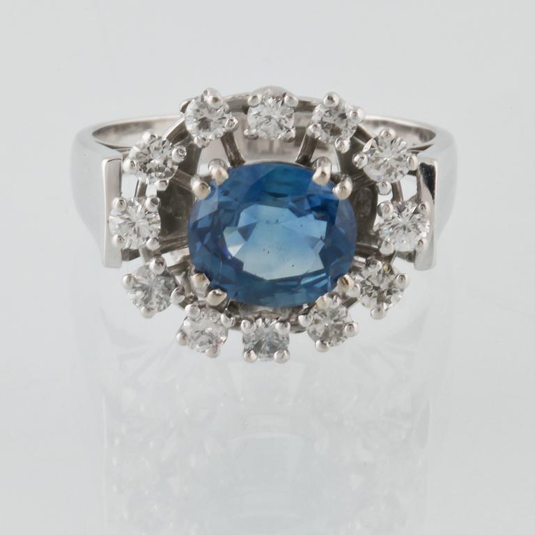 RING, 18K vitguld med ovalslipad blå safir 2.26 ct samt briljantslipade diamanter 0.90 ct, Ove Lundgren, Stockholm.