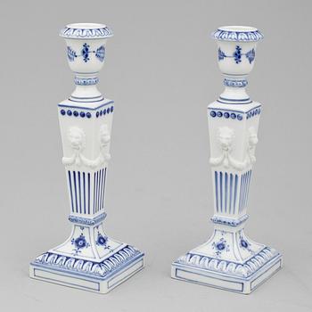 LJUSSTAKAR, ett par, porslin, "Musselmalet", Royal Copenhagen, 1963.