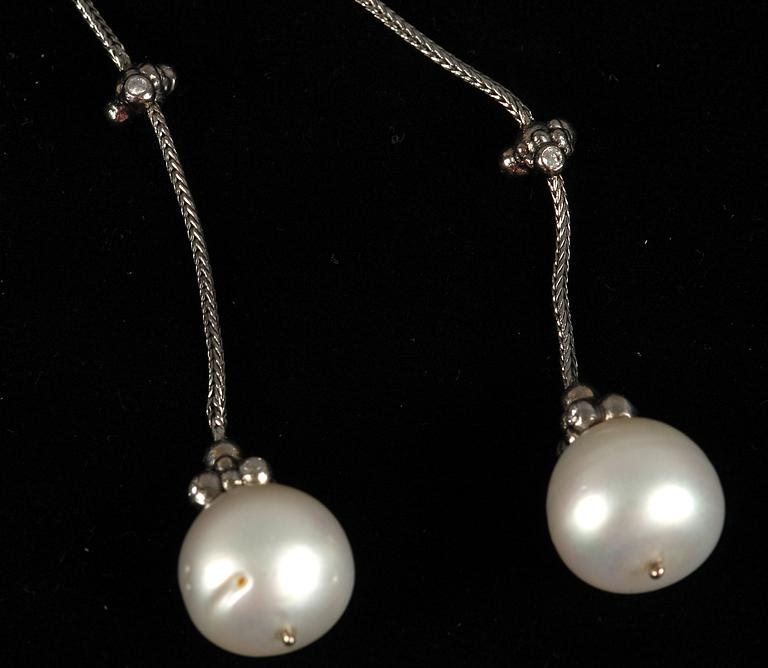 HALSBAND, 14 k vitt guld, briljanter och pärlor.