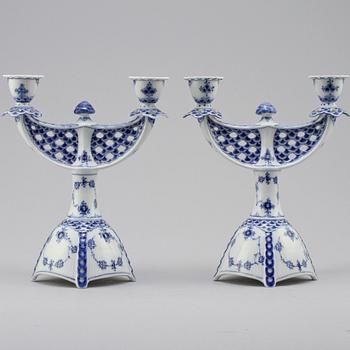 KANDELABRAR, ett par, porslin, "Musselmalet, helblond", Royal Copenhagen, 1900-talets andra hälft.