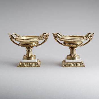 URNOR, 1 par, marmor och mässing, Frankrike, 1800-talets mitt.