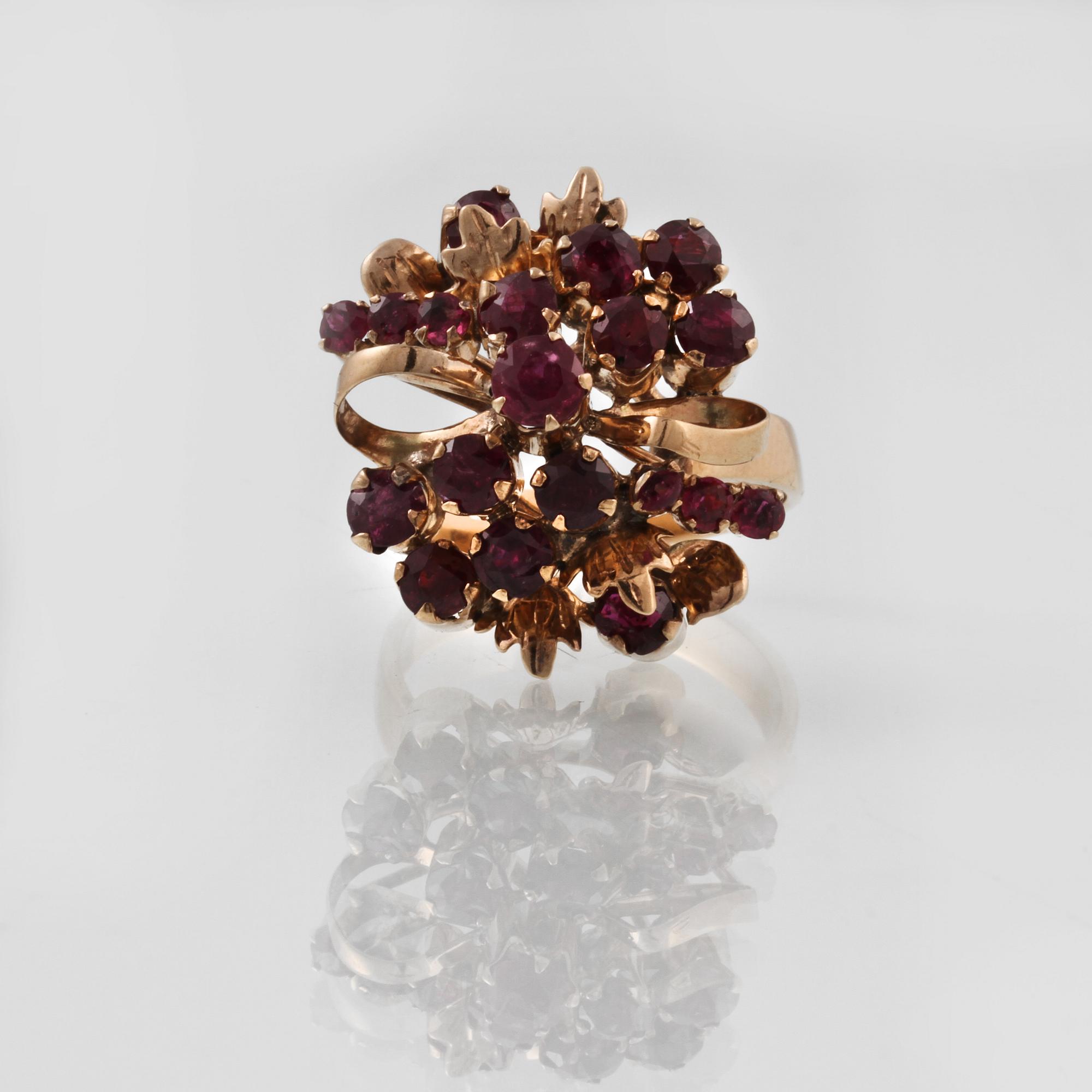 RING, 18K guld med 19 fasettsliapde rubiner. Vikt 5,6 gram.