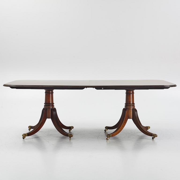 A mahogany George III-style diining table, later part of the 20th century.