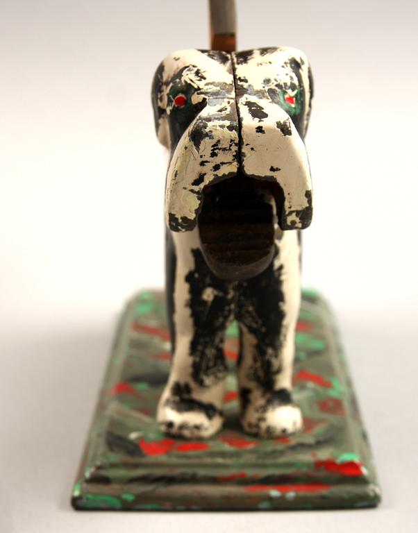 NÖTKNÄPPARE, bemålad metall, 1900-tal.