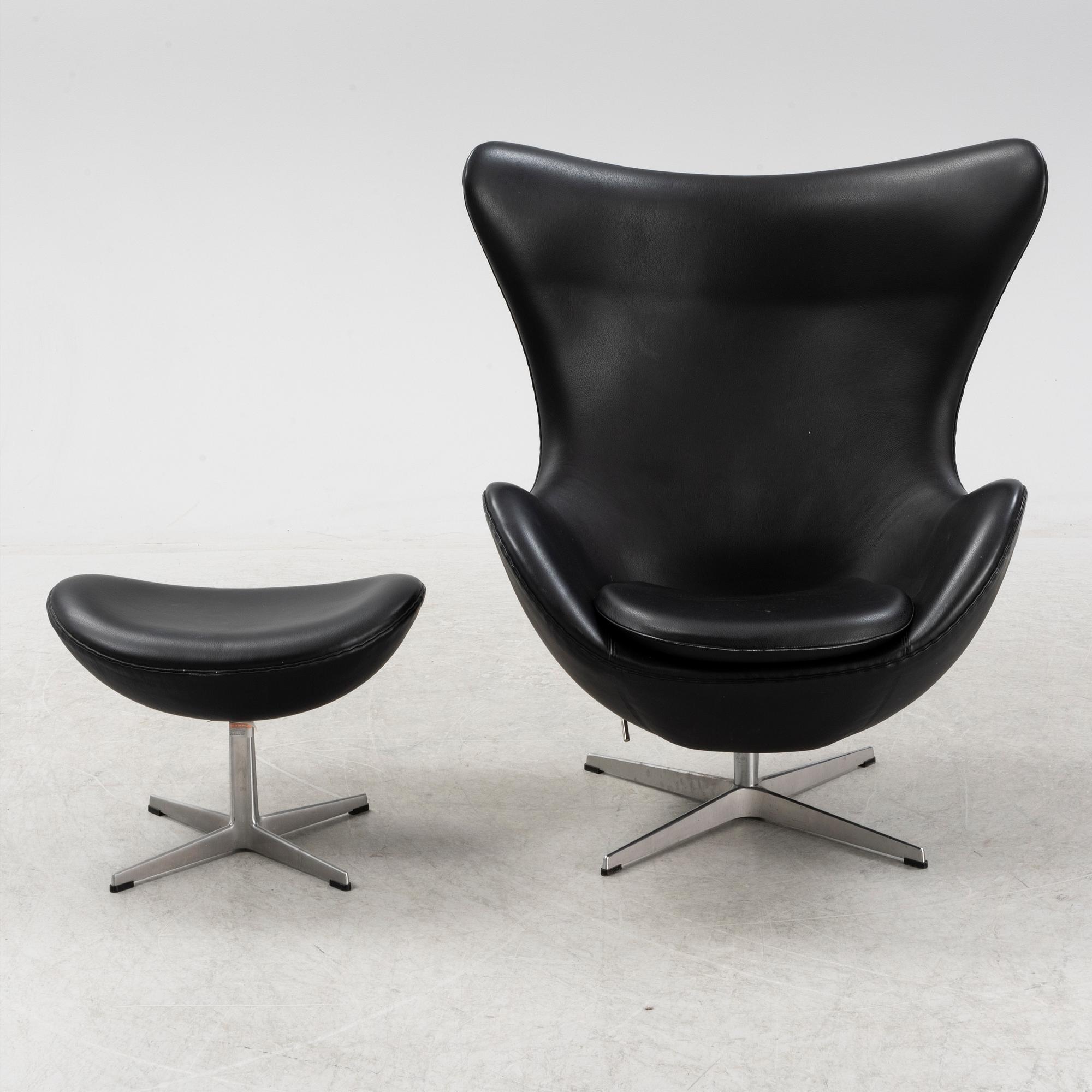 Arne Jacobsen, fåtölj med fotpall, "Ägget", Fritz Hansen, Danmark, daterade 2007.