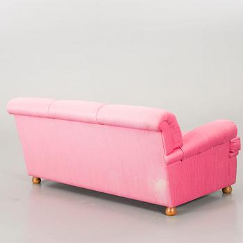 A Svenskt Tenn Josef Frank couch.