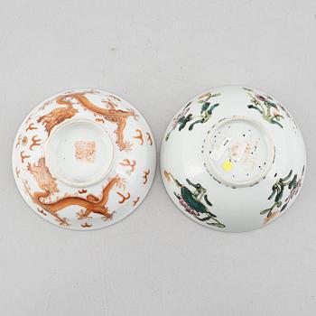 Four porcelain bowl and one cover, China, late Qing dynasty and 20th century.