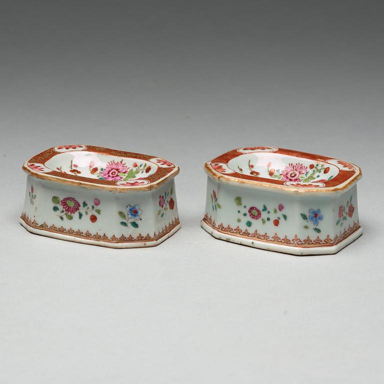 SALTKAR, ett par, kompaniporslin. Qingdynastin, Qianlong (1736-95).