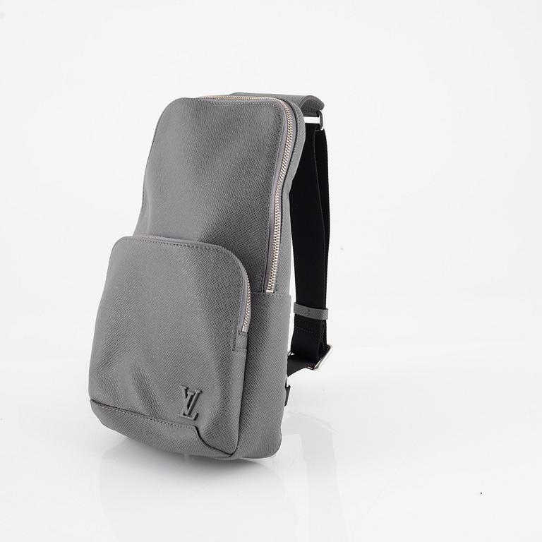Louis Vuitton, a grey taiga 'Avenue' sling bag, 2022.