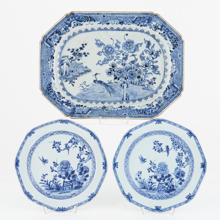 A Chinese blue and white export porcelain serving dish and two plates, Qing dynasty, Qianlong (1736-95).