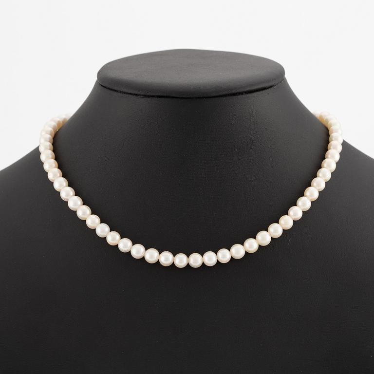 Cultured pearl necklace with 18K gold clasp.