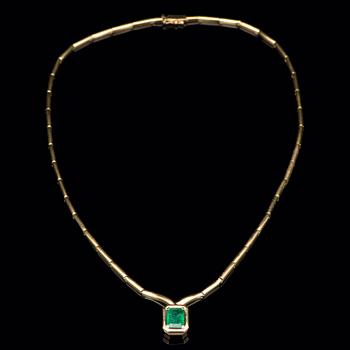 A NECKLACE, facetted emerald, 18K gold. A. Tillander, Helsinki Finland 1992.