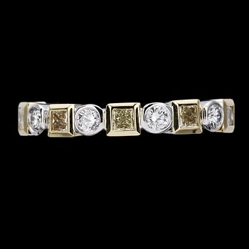 1091. RING, Fancy Yellow radiant cut samt vita briljantslipade diamanter, tot. ca  0.50 ct.