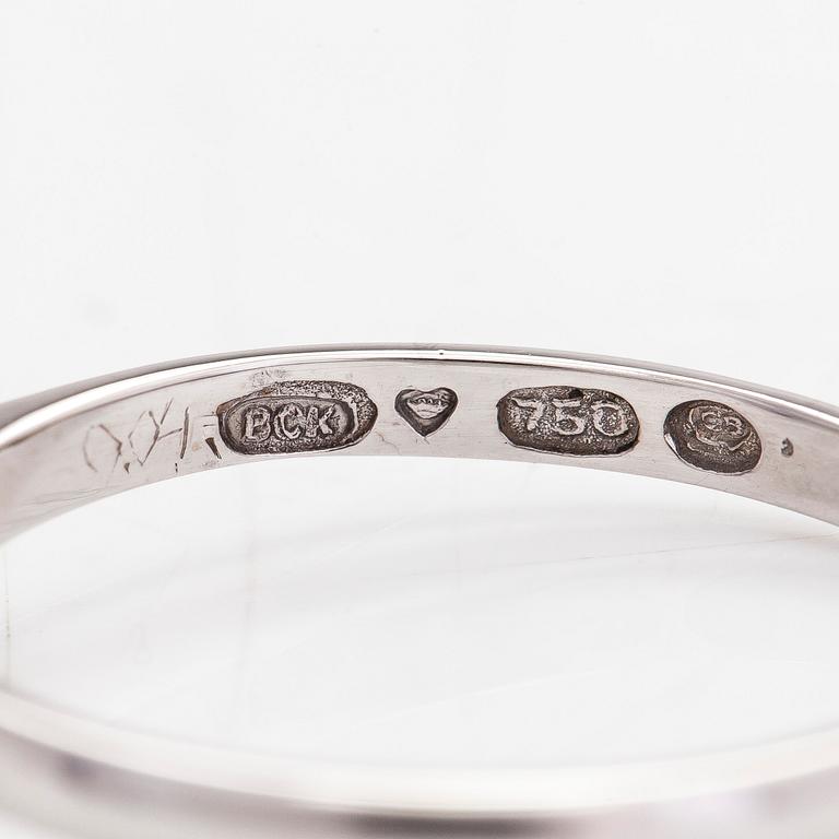 Ring, 18K vitguld, modifierad rektangulär briljantslipad diamant ca 1.00 ct. Malmin Korupaja Oy. Med GIA certifikat.