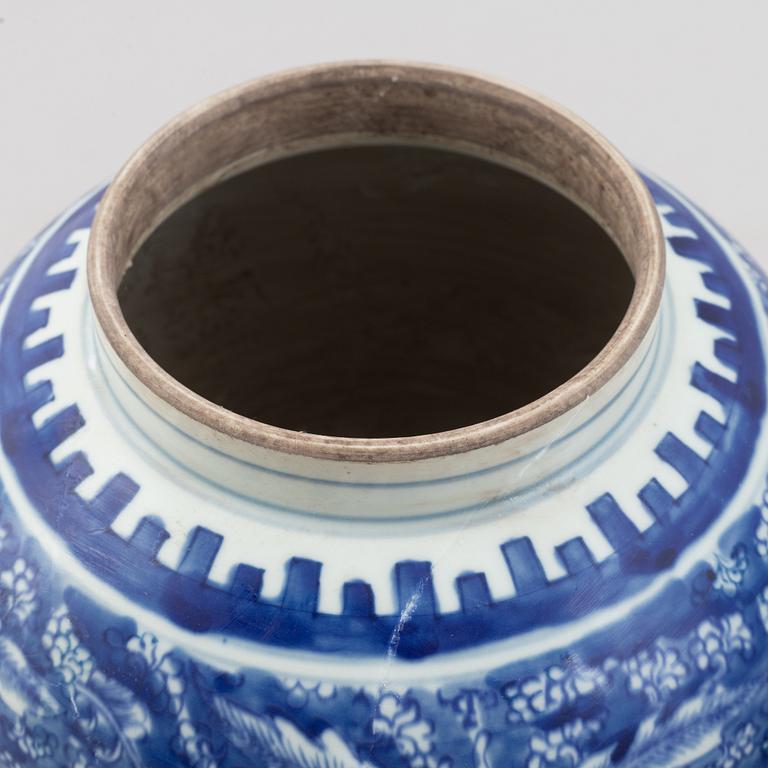 A pair of Chinese blue and white porcelain jars with cover, Qing dynasty with Kangxi mark.