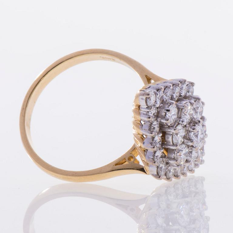 RING, 18K guld, briljantslipade diamanter. Engelska stämplar. Vikt ca 8,2 g.