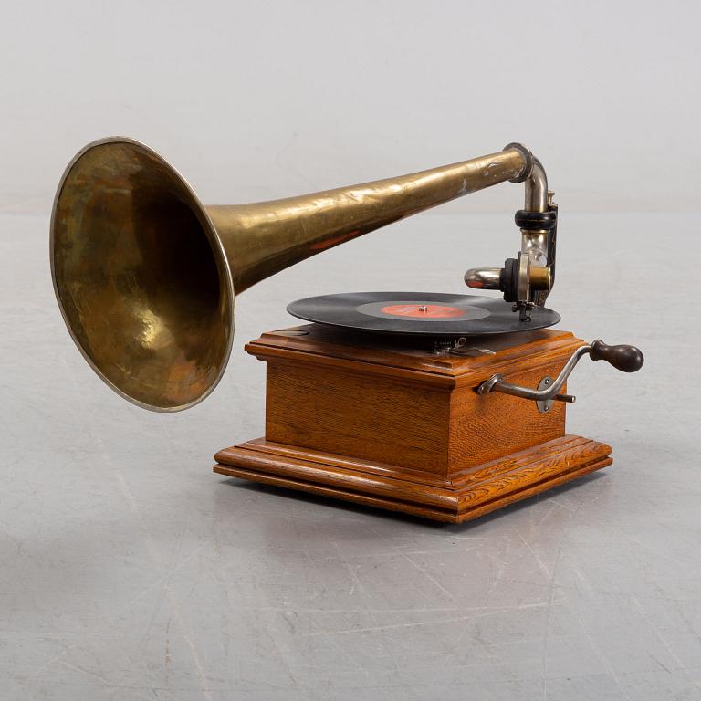 Trattgrammofon, omkring år 1900.