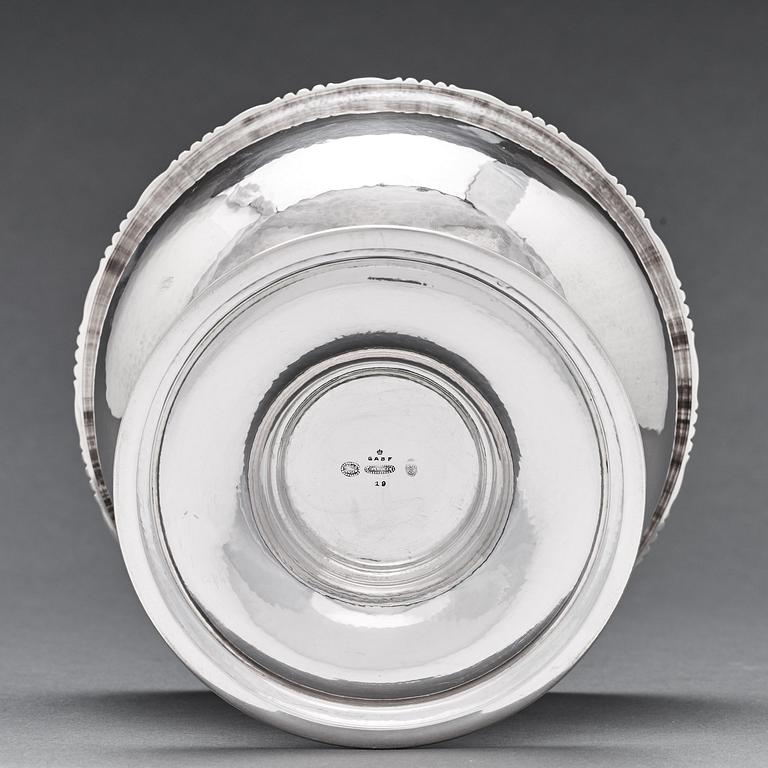 Georg Jensen, skålar 2 st, Köpenhamn  1915-1927 (otydligt), 830/1000 och 925/1000 silver, designnr 19 & 19A.