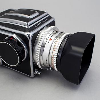 a Swedish Hasselblad camera model 500C/M no. UH135363 with Planar 1:2,8 f=80 T* by Victor Hasselblad AB in Göteborg 1972.