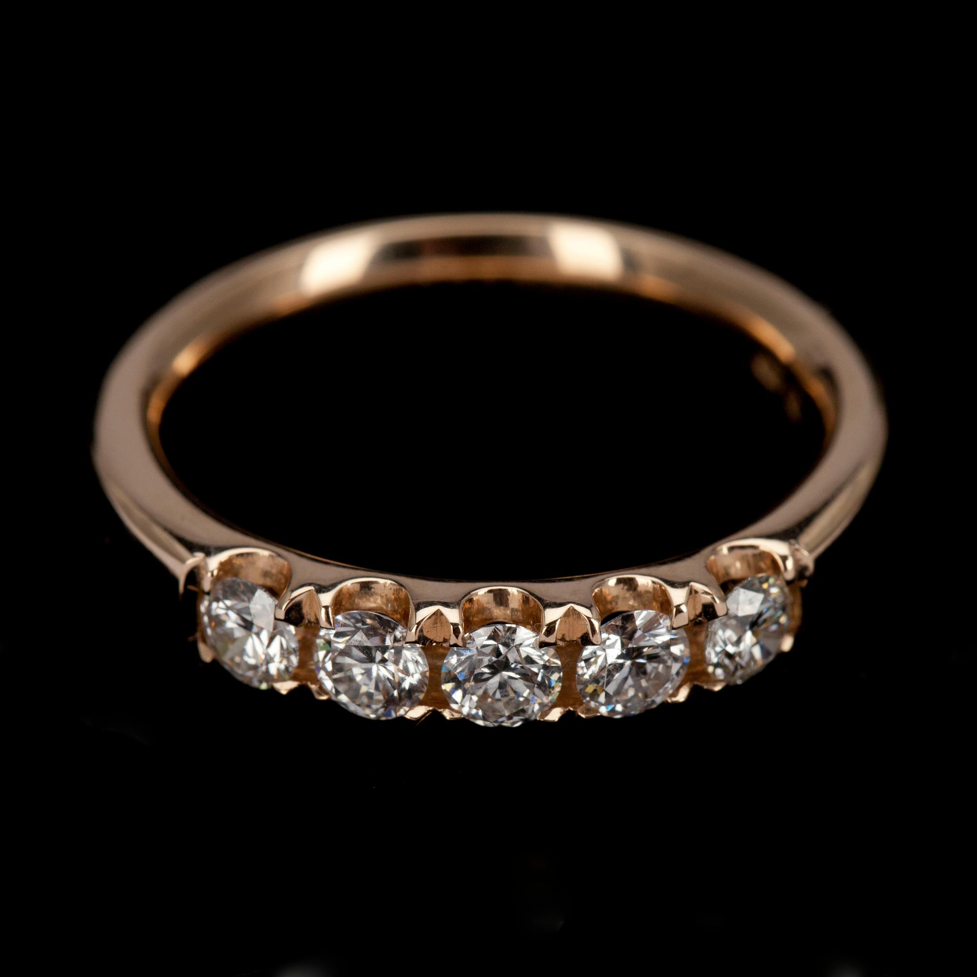 ALLIANSRING, guld 14K, 5 briljantslipade diamanter tot. 0,64 ct. Vikt 6,0 g. Intyg 207.
