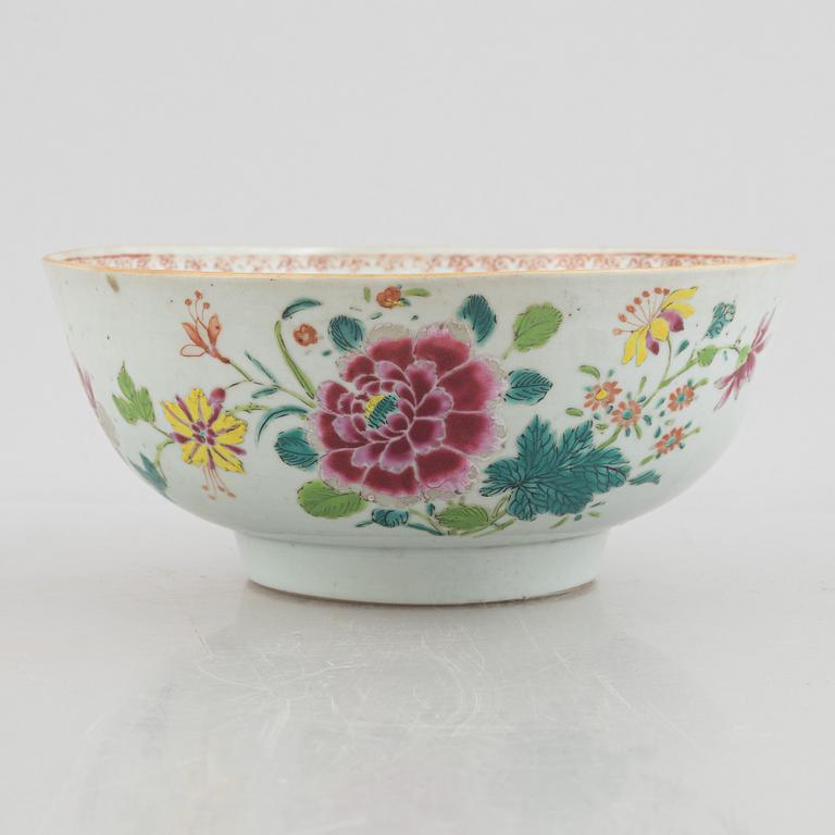 A Chinese export porcelain bowl, Qing dynasty, Qianlong (1736-95).