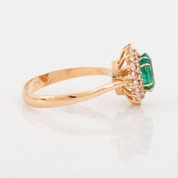 En smaragdring med diamanter.