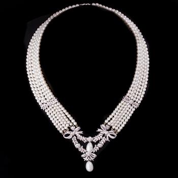 PÄRLCOLLIER, sexradigt, med 18K vitguld, briljantslipade diamanter.