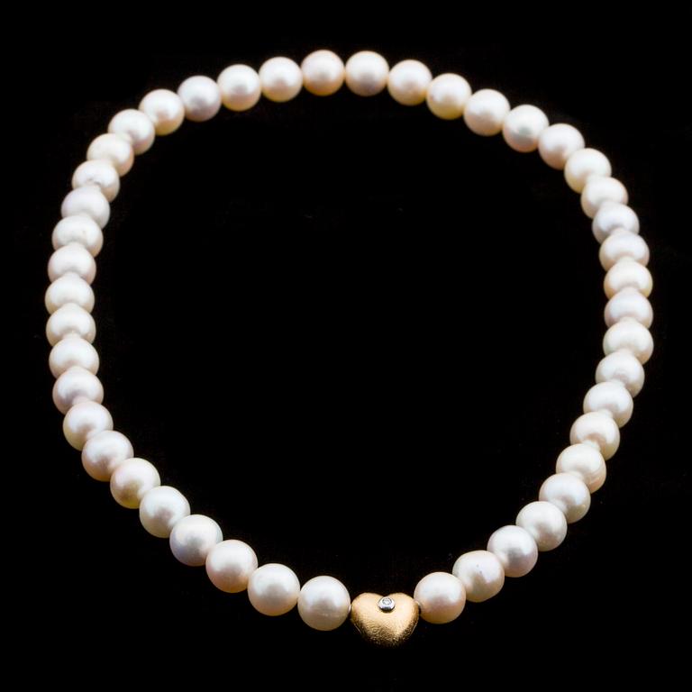 Ole Lynggaard collier with fresh water pearls and 18K gold clasp with brilliant-cut diamond ca 0.03 ct.