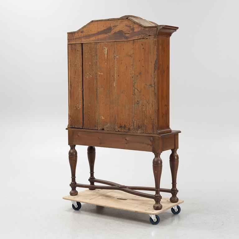 Vitrinskåp överdel, rokoko, 1700-tal, på senare benställning.