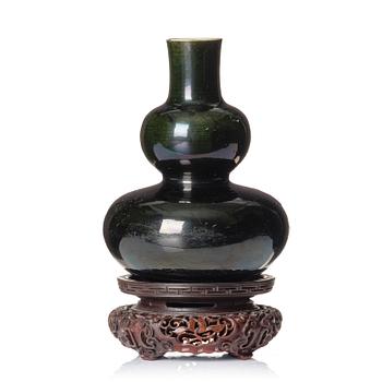 875. A double gourd vase, Qing dynasty, 18th century,