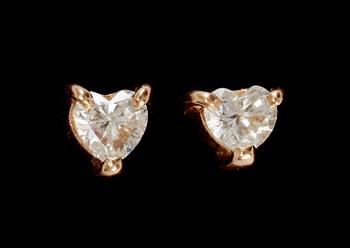 819. ÖRHÄNGEN, hjärtslipade diamanter, tot. ca 0.35 ct. ca Wesselton (H) / VVS-VS.