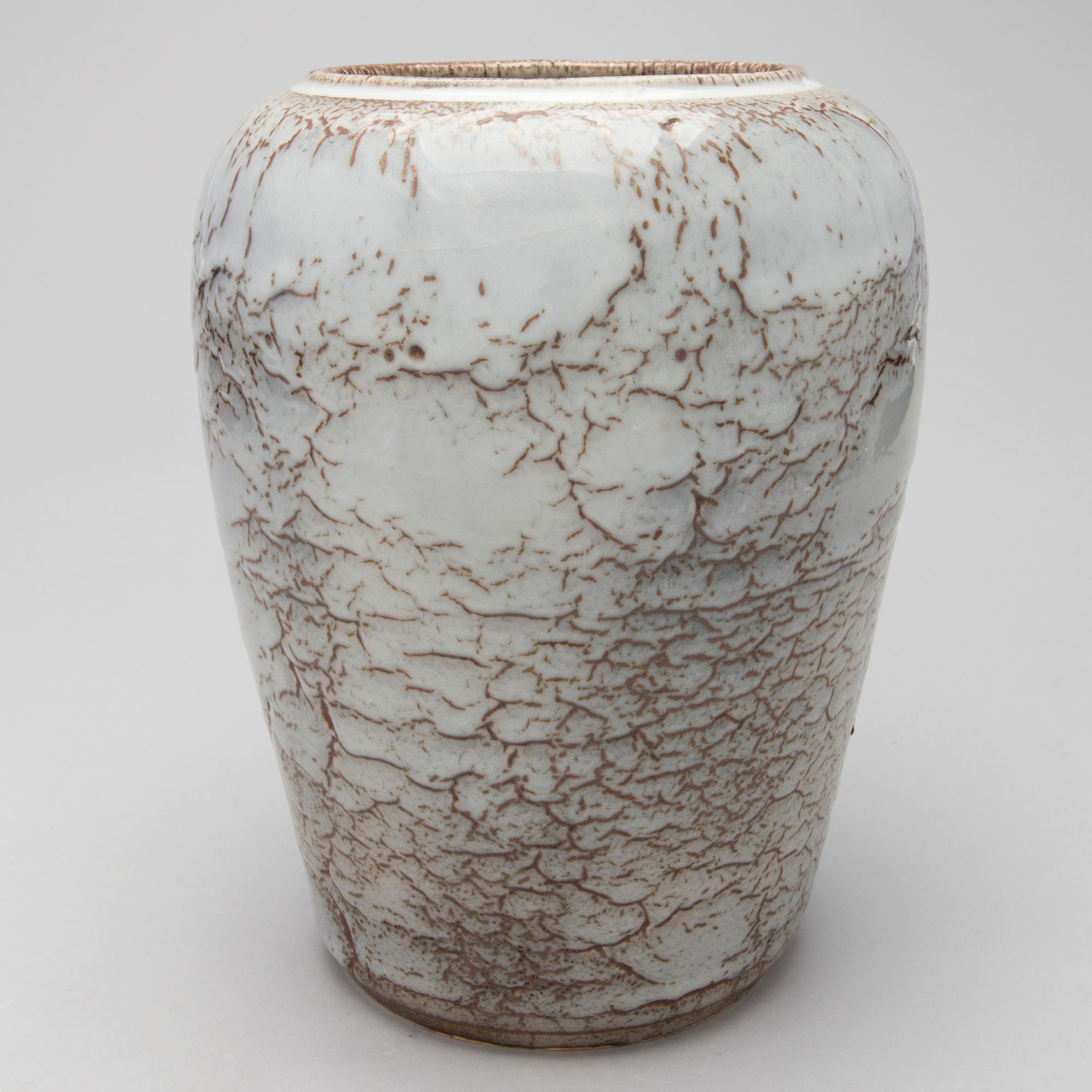 TOINI MUONA, LATTIAUURNA, kivitavaraa, signeerattu TM. 1900-luvun puoliväli.