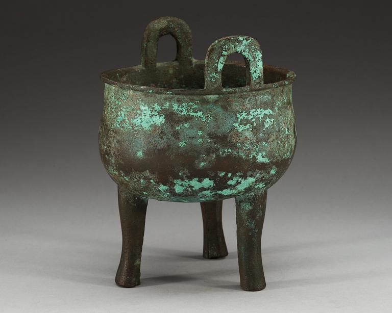 A archaistic bronze tripod (ding), presumably Ming dynasty or older.