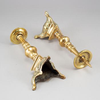 LJUSSTAKAR, ett par, brons, 1600-tal.
