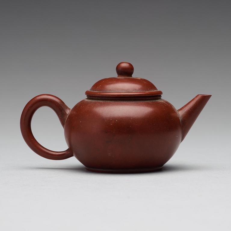 A yixing ware tea pot with cover, late Qing dynasty.