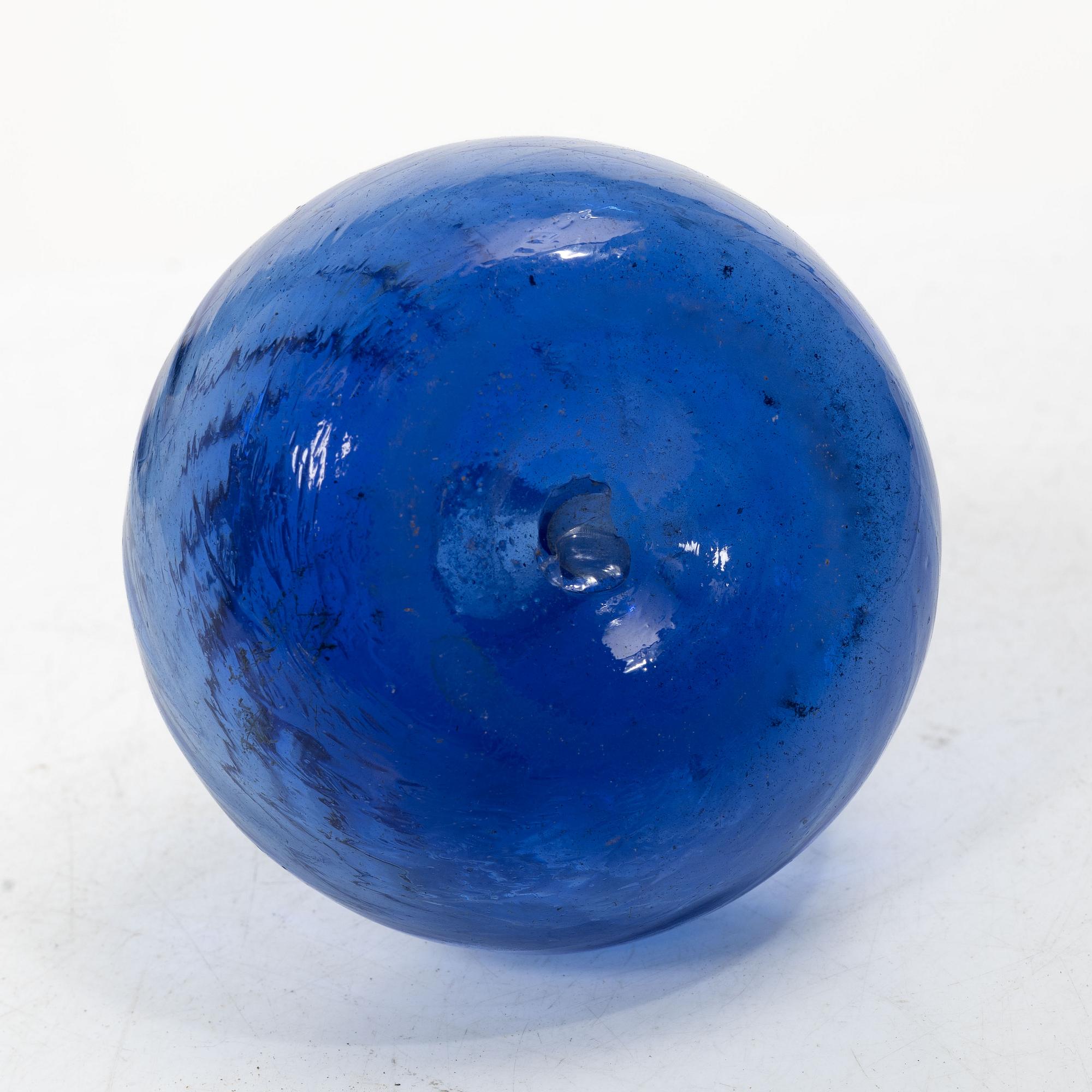 A blue twisted glass bottle, 18th century.