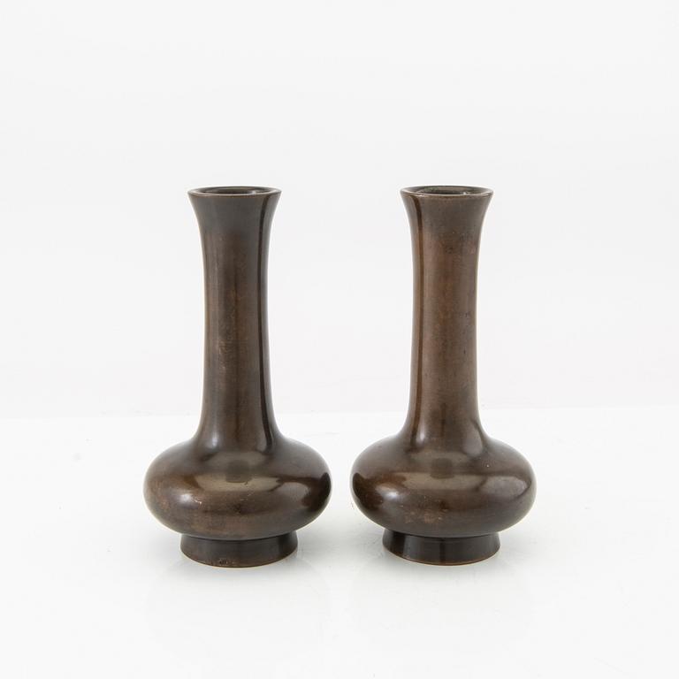 Vases, a pair of Japanese bronze from the first half of the 20th century.