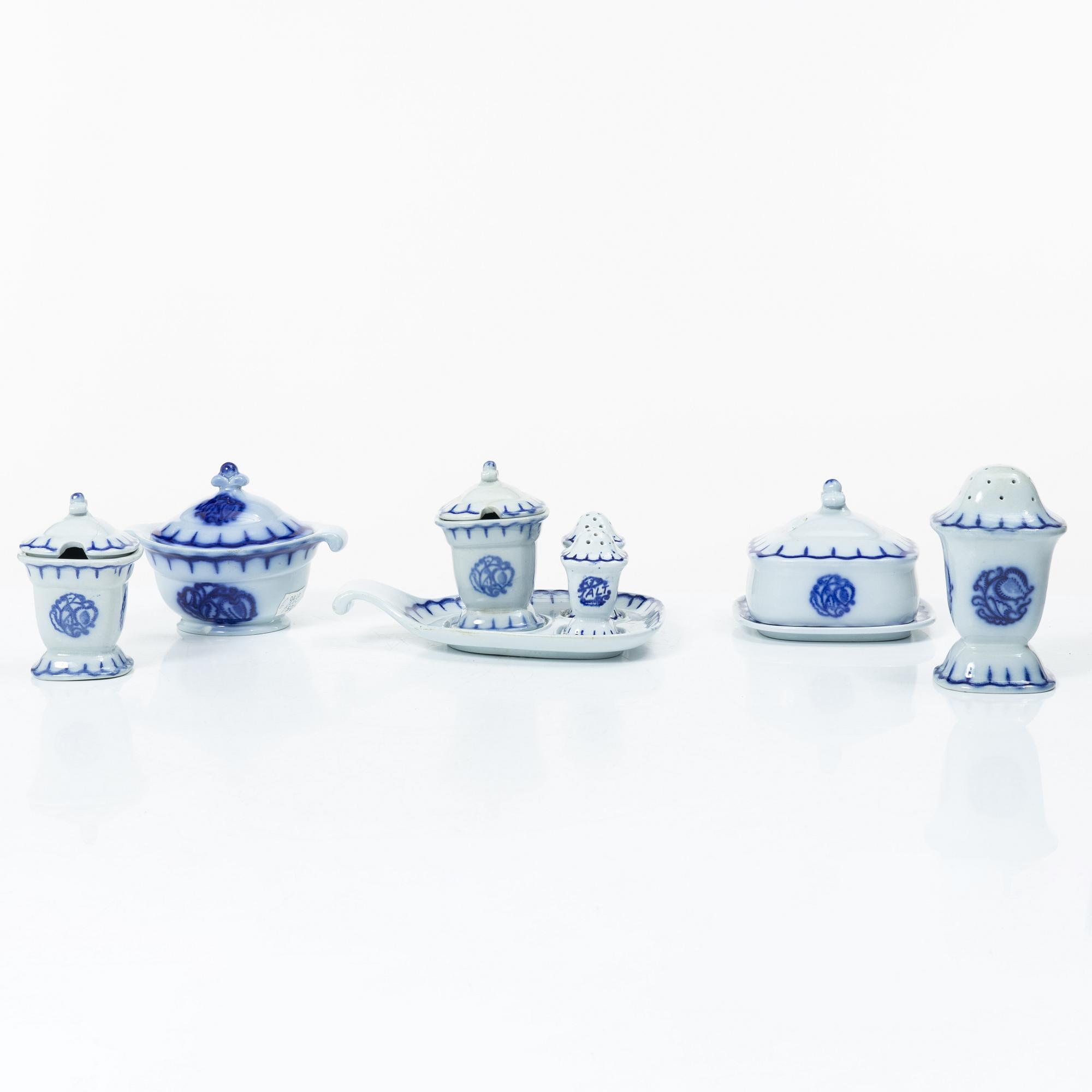 Wilhelm Kåge, 35 pieces of a 'Liljeblå' service, Gustafsberg, Sweden, 1918-1936.