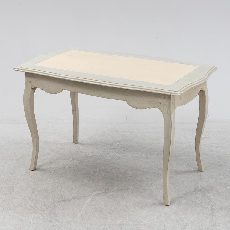 Skrivbord, rokokostil, samt stol.