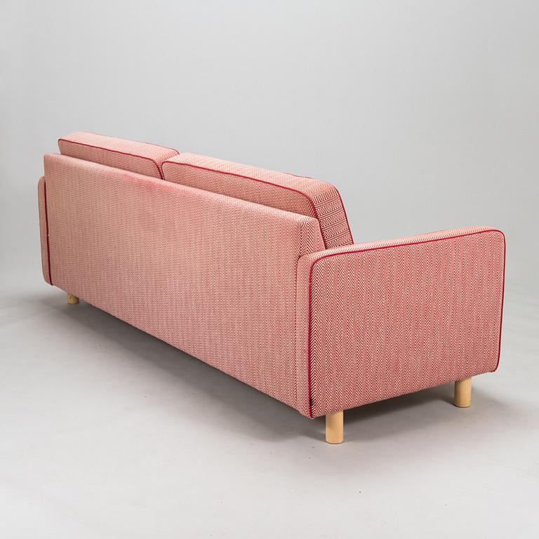 Vuodesohva, malli 550, Artek, 2000-luku. Malli muotoiltu v. 1994.