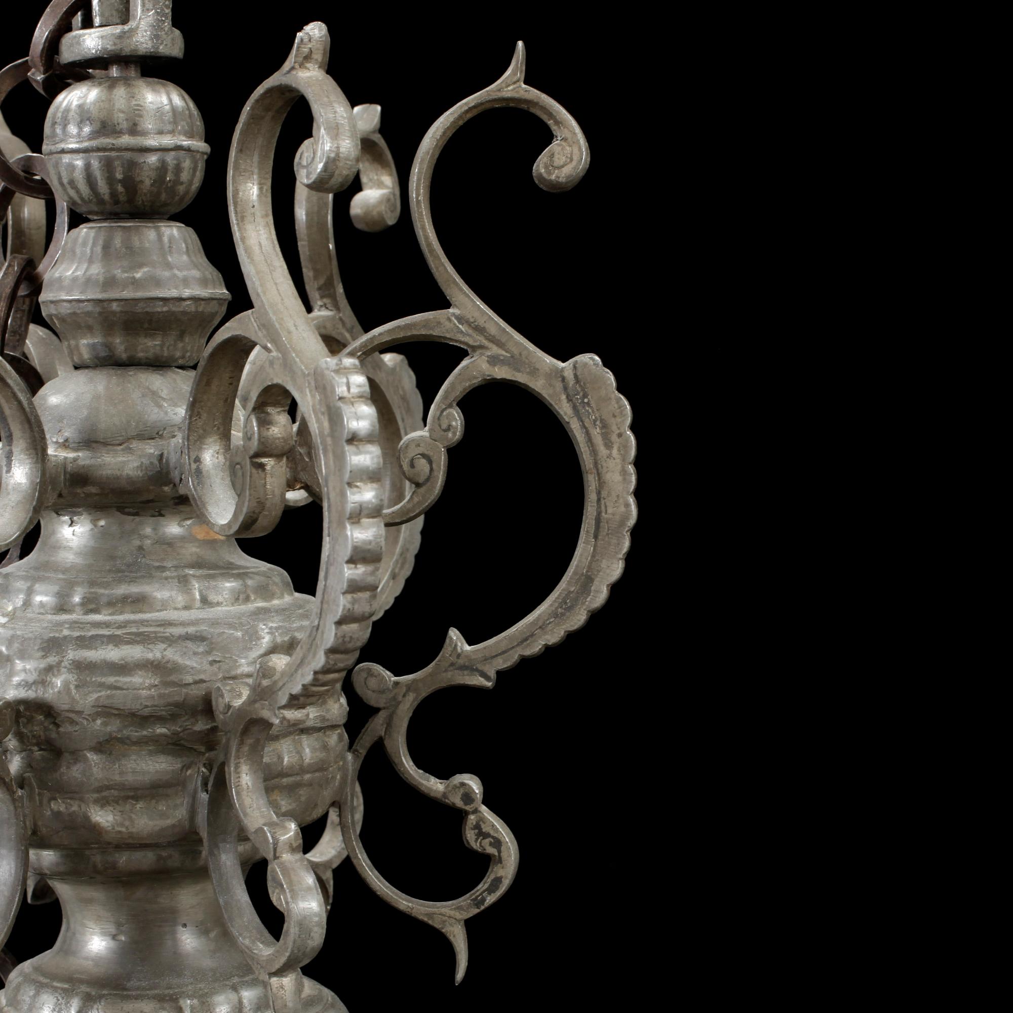 LJUSKRONA, barock, 1700-tal. H 63 cm.