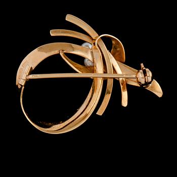 BROSCH, 18k guld med 3 odlade pärlor, troligtvis Guldvaruhset, Stockholm, 1965. Vikt 2,7 g.