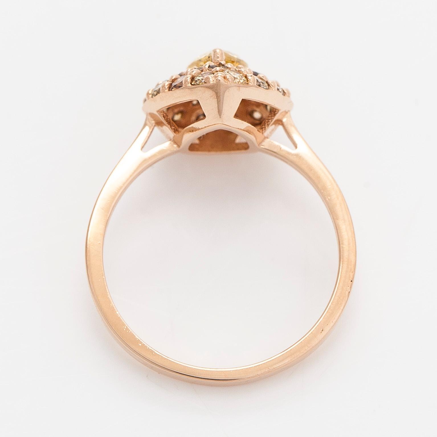 A 14K rose gold ring, with a pear- and brilliant-cut diamonds total ca 1.25 ct.