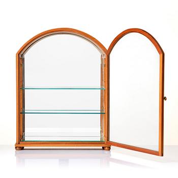 Josef Frank, a showcase cabinet model "2070", Firma Svenskt Tenn, mid-20th century.