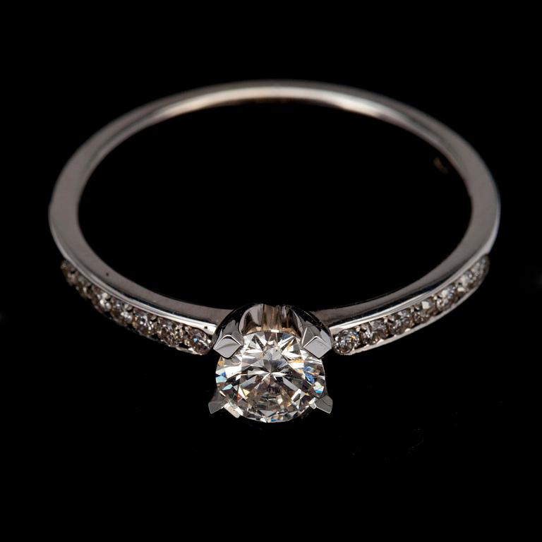 RING, vitguld 14K, briljantslipade diamanter, mittsten 0,39 ct + 0,11 ct. Vikt 2,3 g.