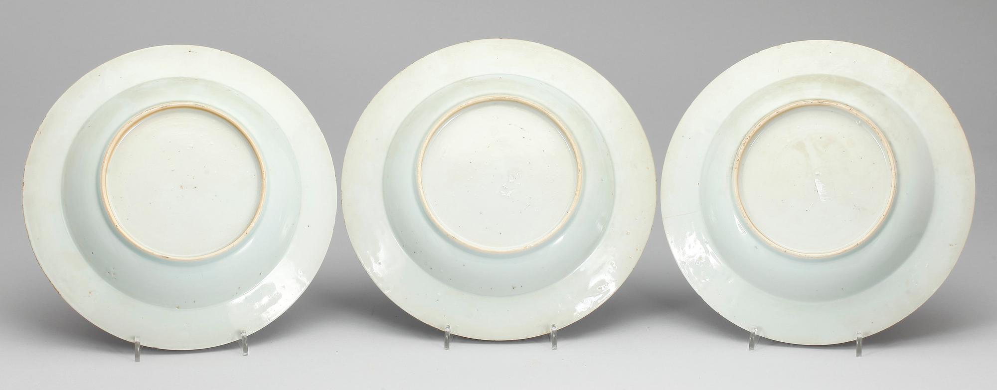 TALLRIKAR, djupa, 3 st, porslin. Qing dynastin, Qianlong (1736-95).