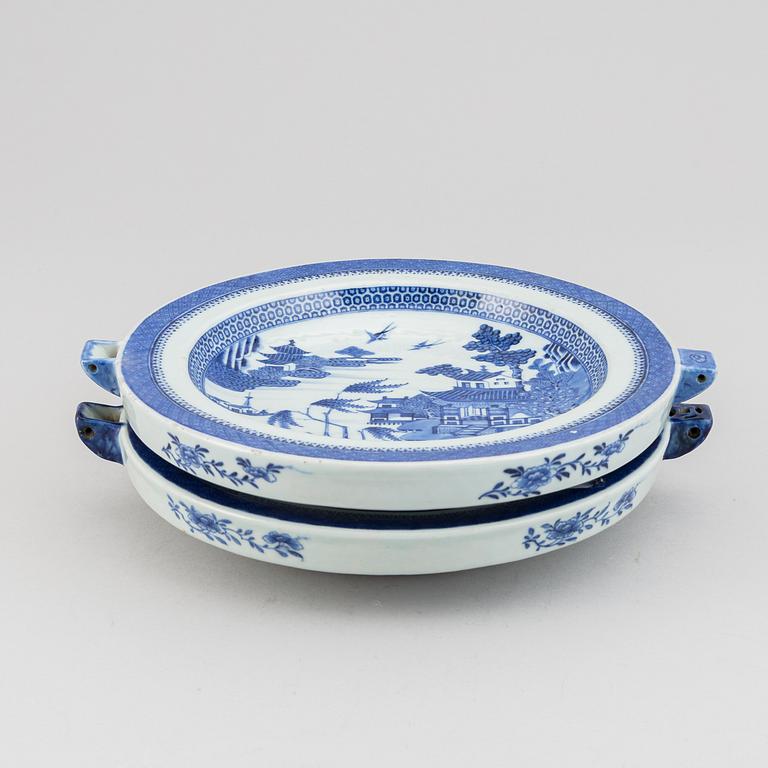 A pair of blue and white hot water dishes, Qing dynasty, Jiaqing (1796-1820).