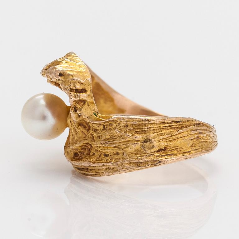 Helky Juvonen, a 14K gold ring with a cultured pearl. Westerback, Helsinki 1972.